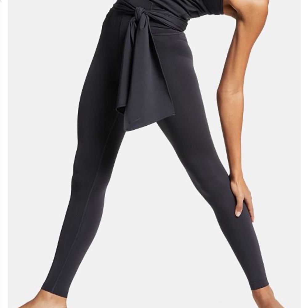Nike women’s yoga pants small worn once